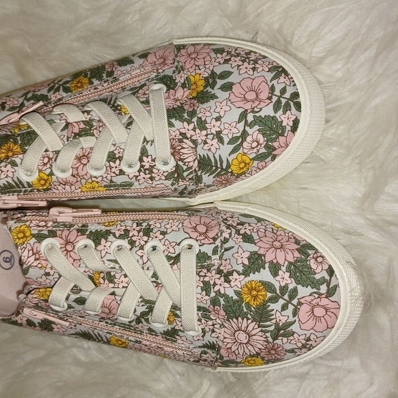 CAT & JACK SLIP ON SNEAKERS - Picture 3 of 16